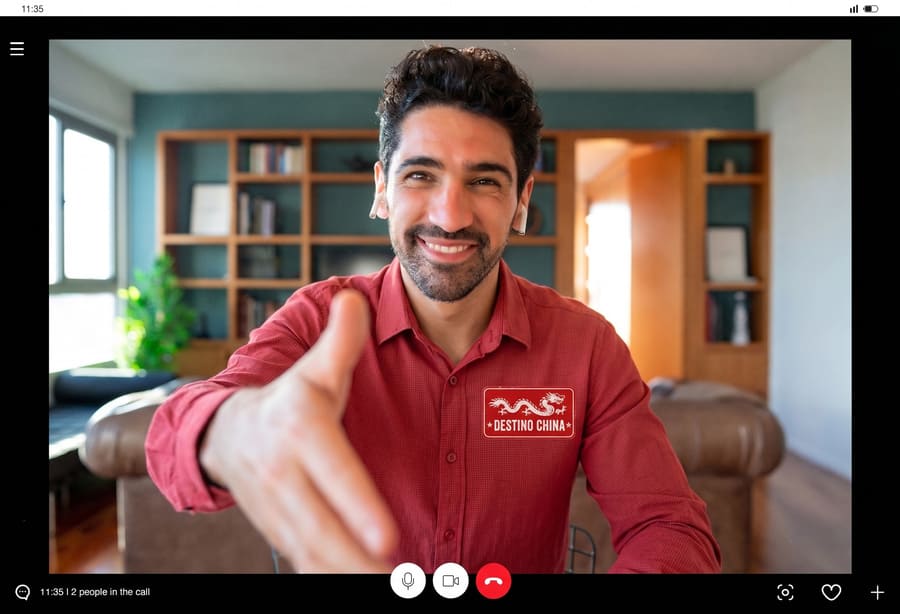 Agente de viajes en una video llamada personalizada