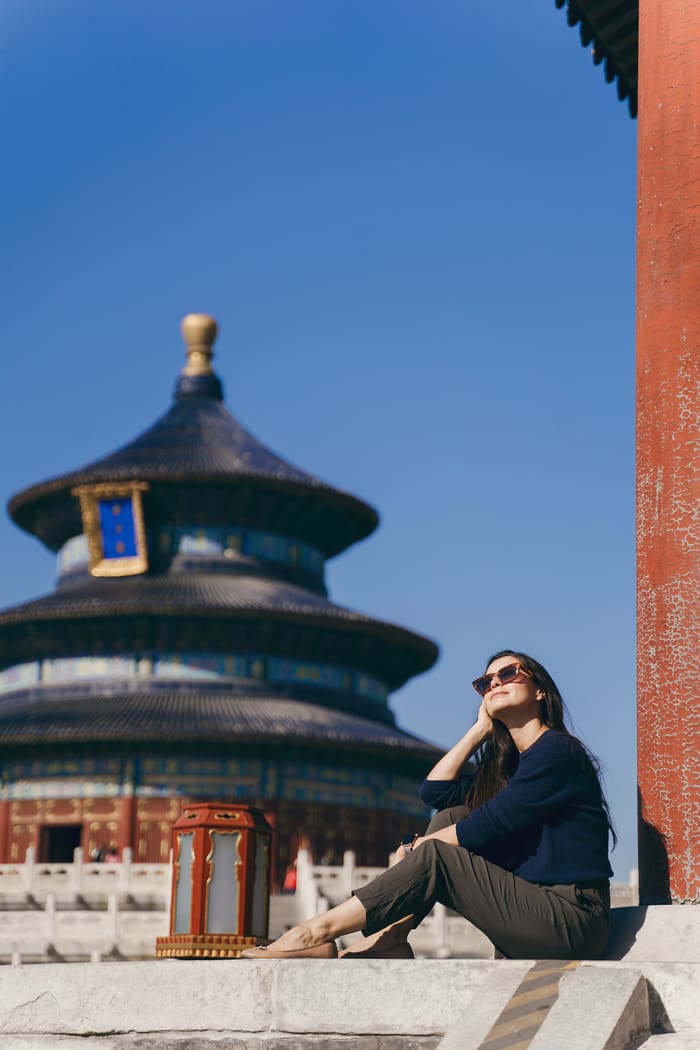 turista descansa apreciando la vista en beijing