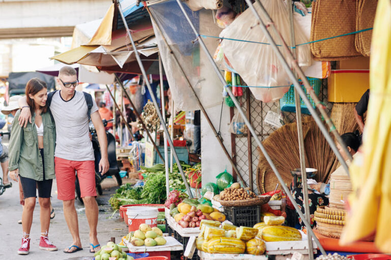 Turistas paseando en un mercado chino